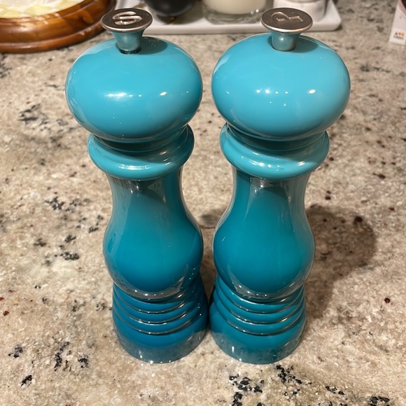 Le Creuset Kitchen Le Creuset Salt And Pepper Mill Set Poshmark
